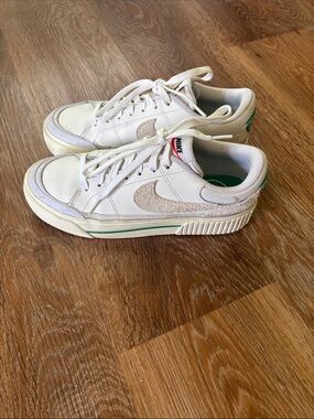 Nike Cream & White Low-Top Sneakers with Green Trim
